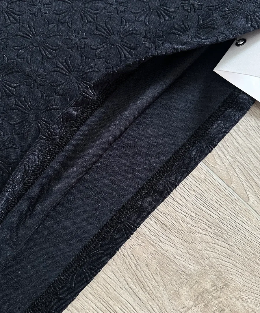 Деталь обработки нижнего края поло Chrome Hearts