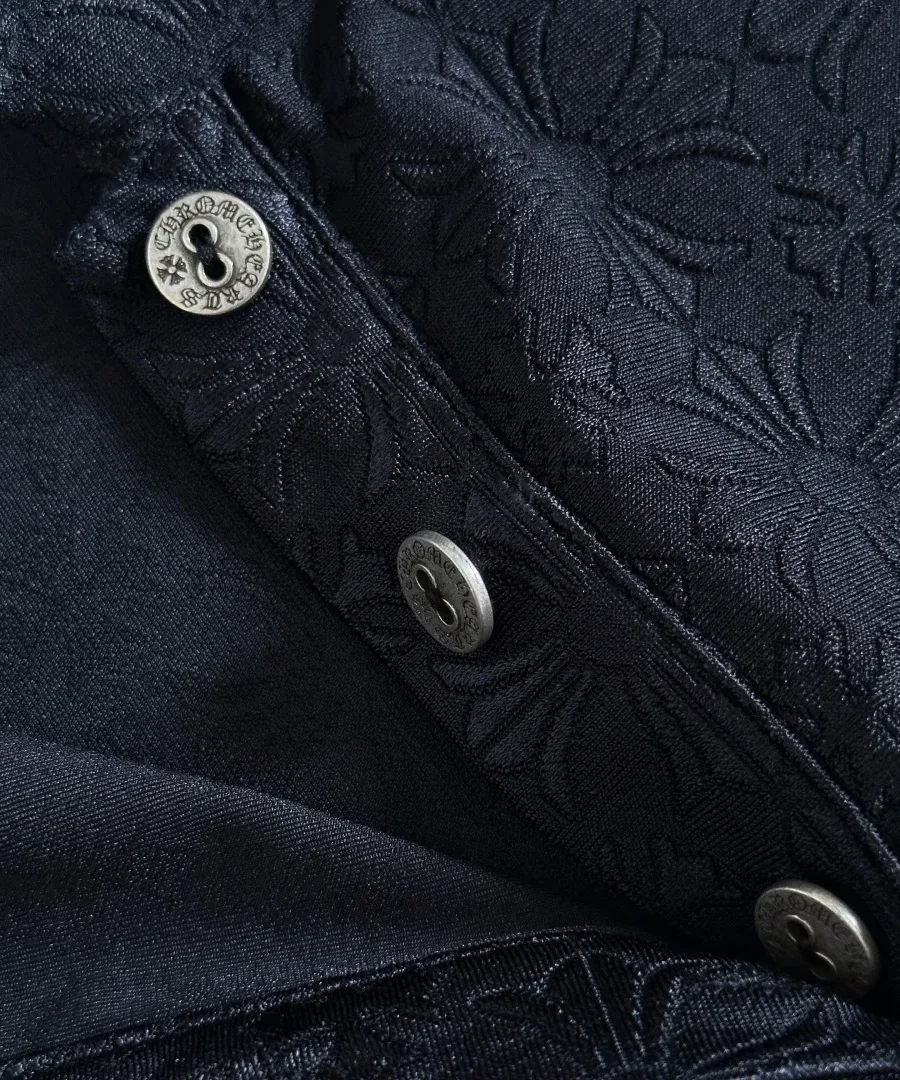 Серебряные пуговицы на планке поло Chrome Hearts крупным планом