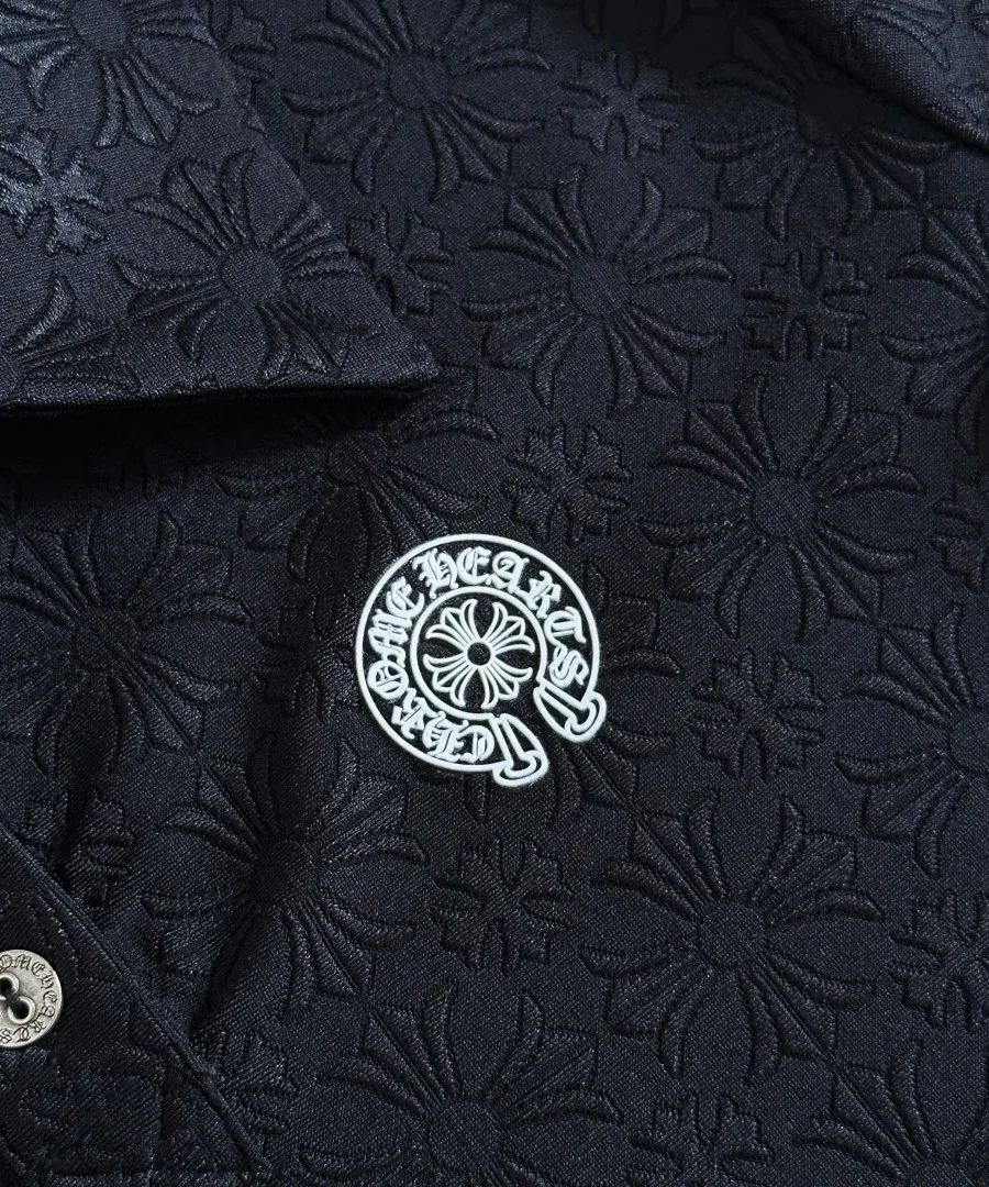 Принт с логотипом Chrome Hearts на груди крупным планом