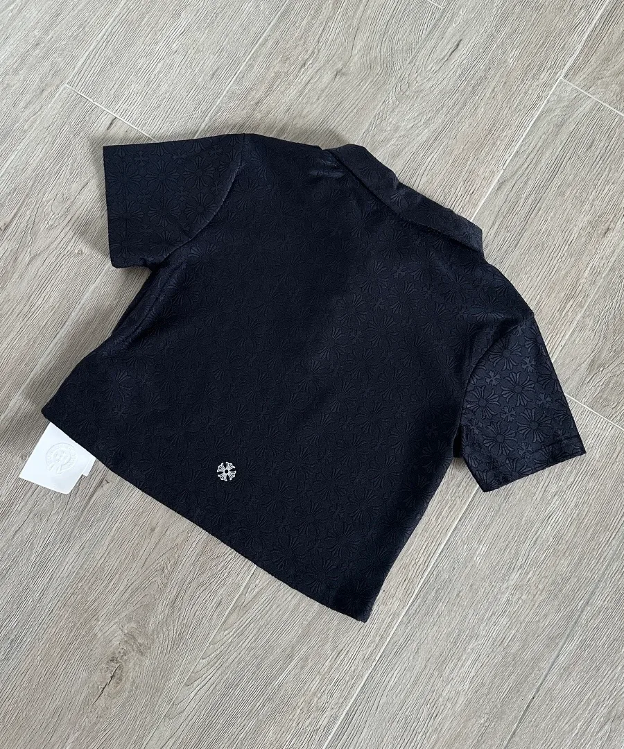 Черное укороченное поло Chrome Hearts с жаккардовым узором, вид сзади под углом