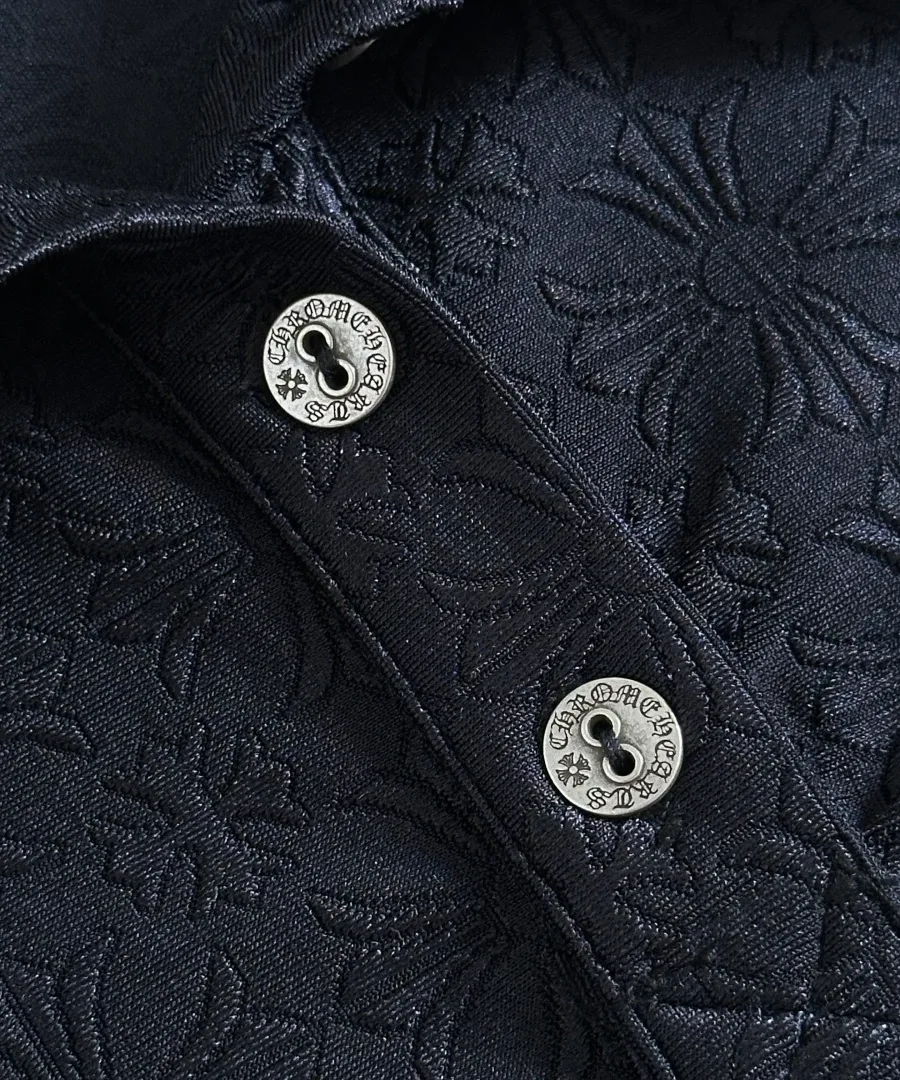 Деталь пуговиц из серебра 925 пробы на поло Chrome Hearts