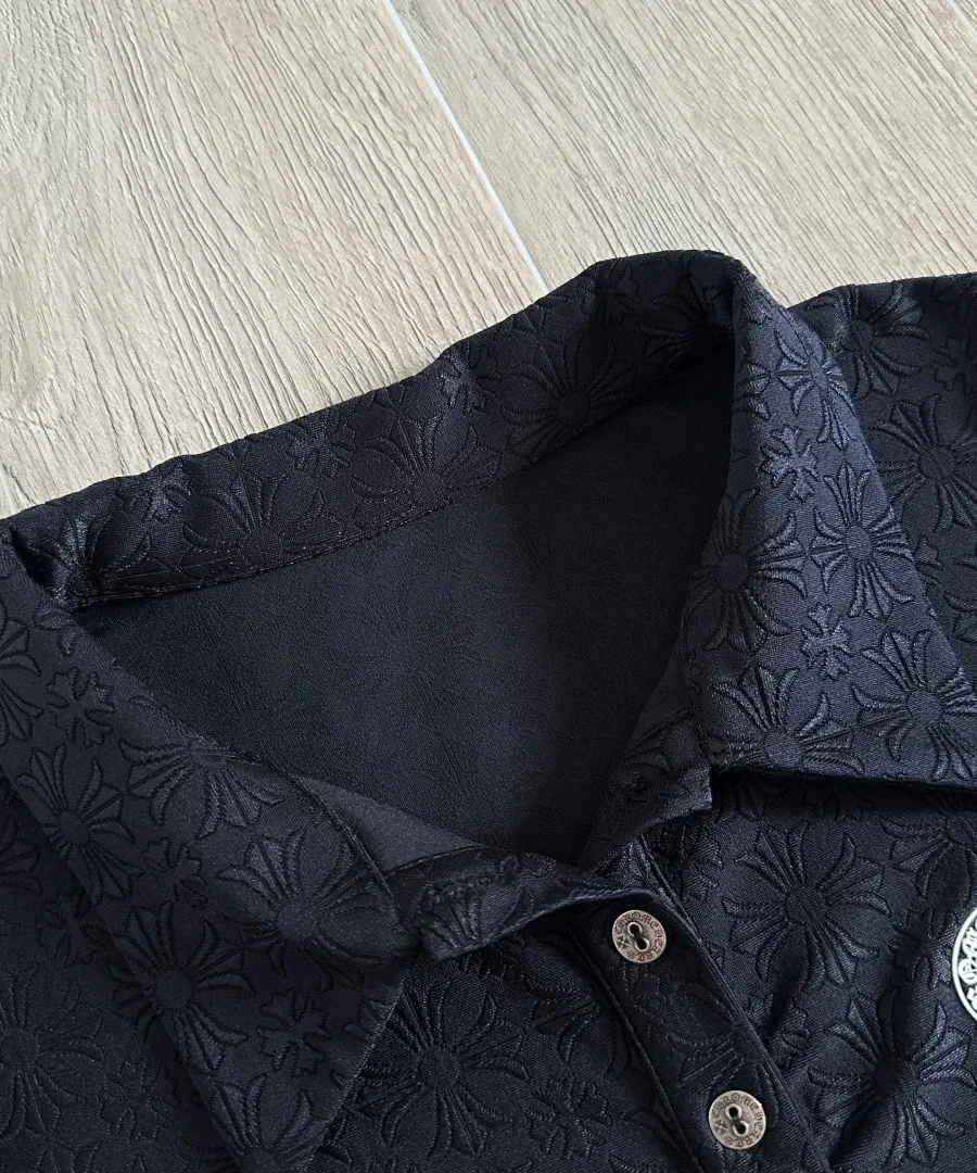 Воротник черного поло Chrome Hearts с жаккардовым узором