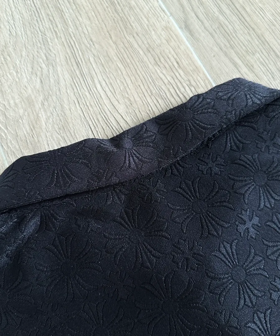 Деталь воротника и плечевого шва поло Chrome Hearts