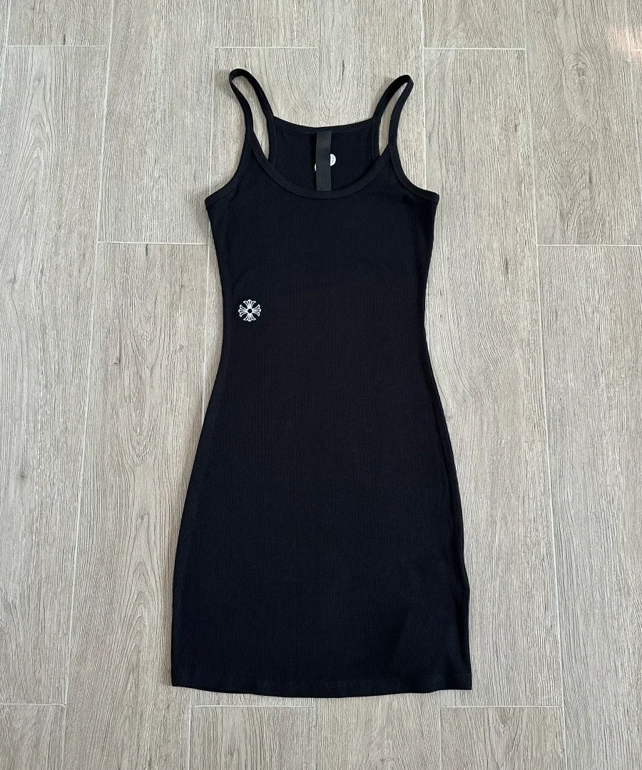 Черное платье-майка Chrome Hearts, вид спереди сбоку