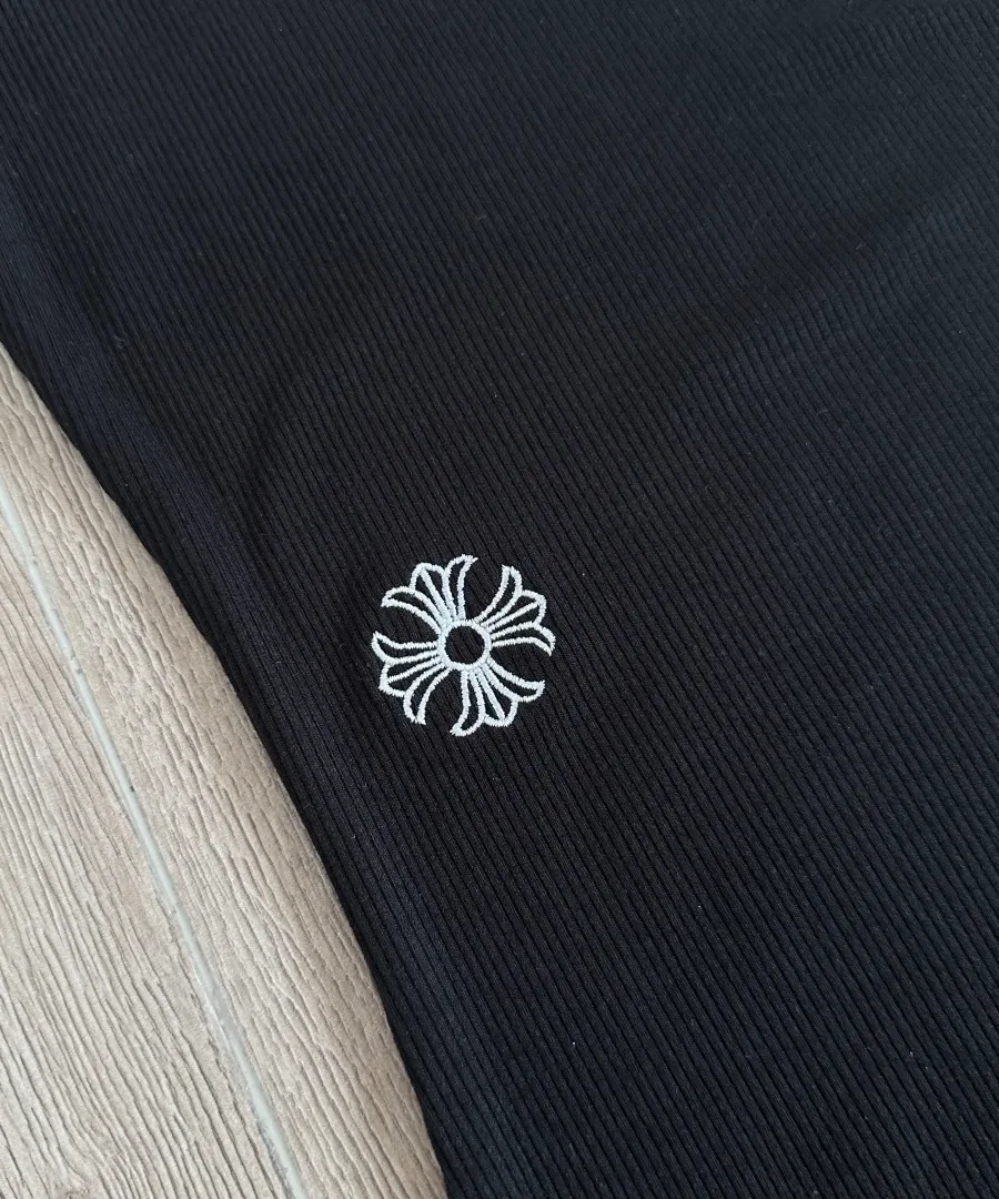 Вышивка в виде креста на платье Chrome Hearts