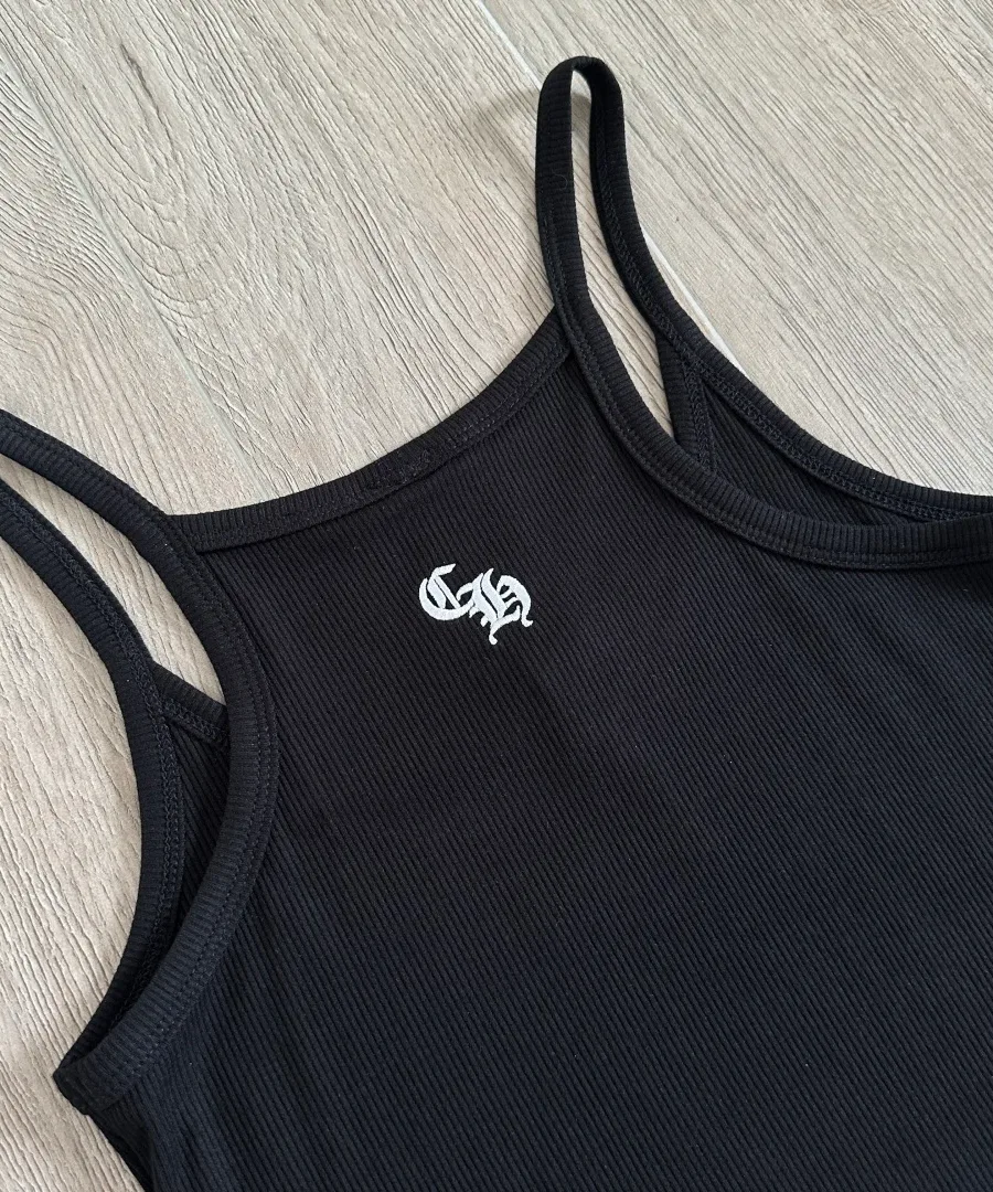 Крупный план вышивки на груди платья Chrome Hearts