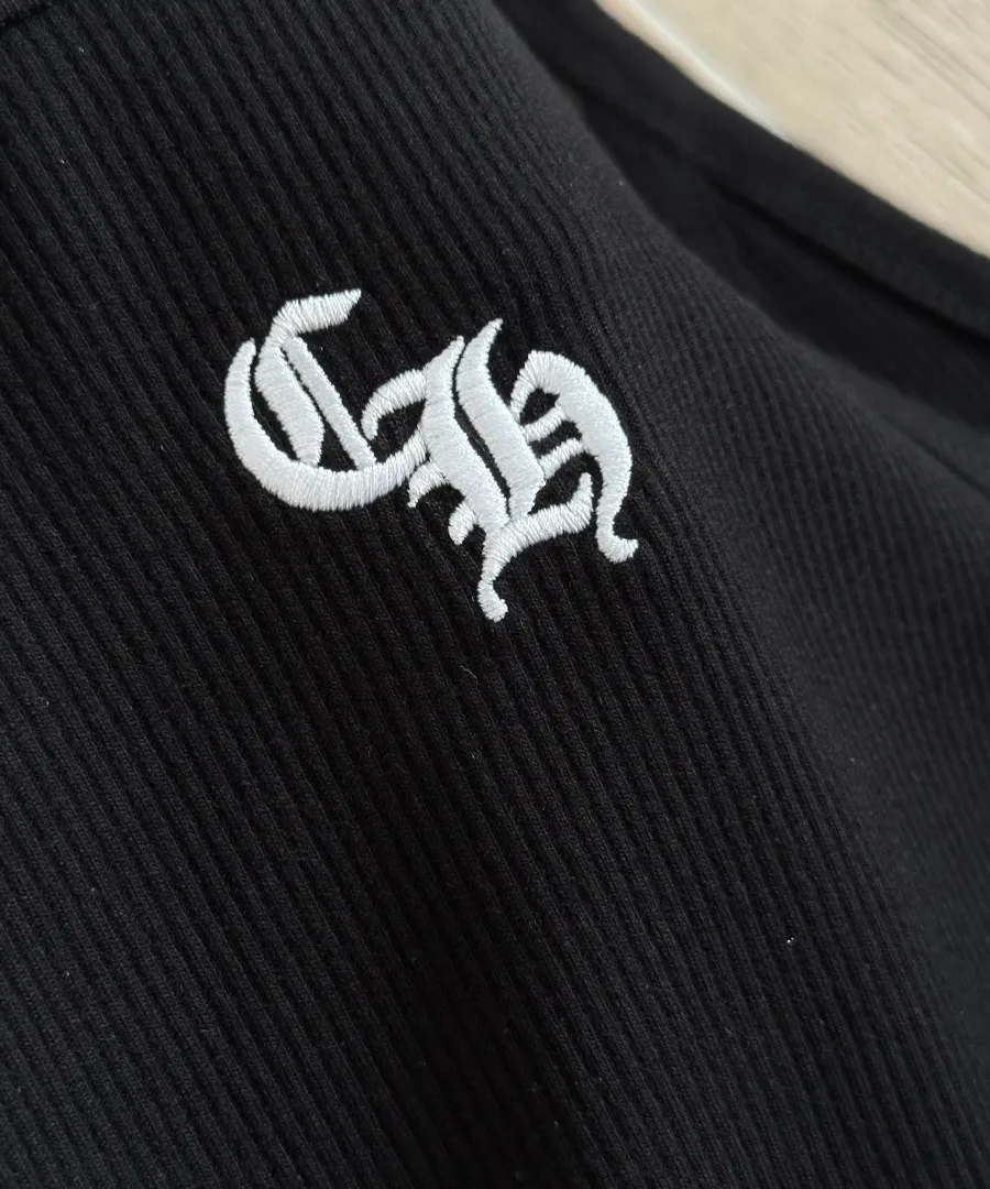 Деталь вышивки готическим шрифтом Chrome Hearts