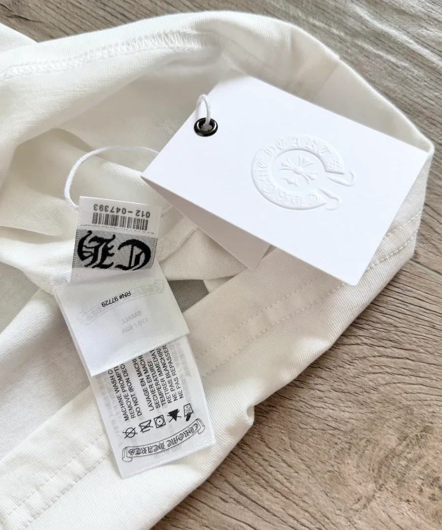 Внутренние бирки белой футболки Chrome Hearts