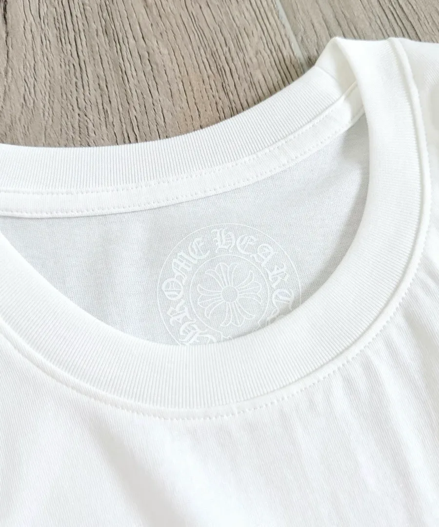 Круглый вырез горловины белой футболки Chrome Hearts