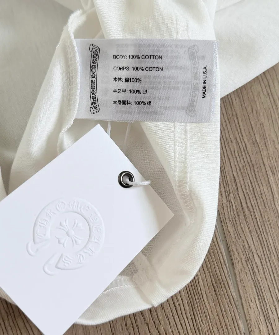 Составник и бирка белой футболки Chrome Hearts