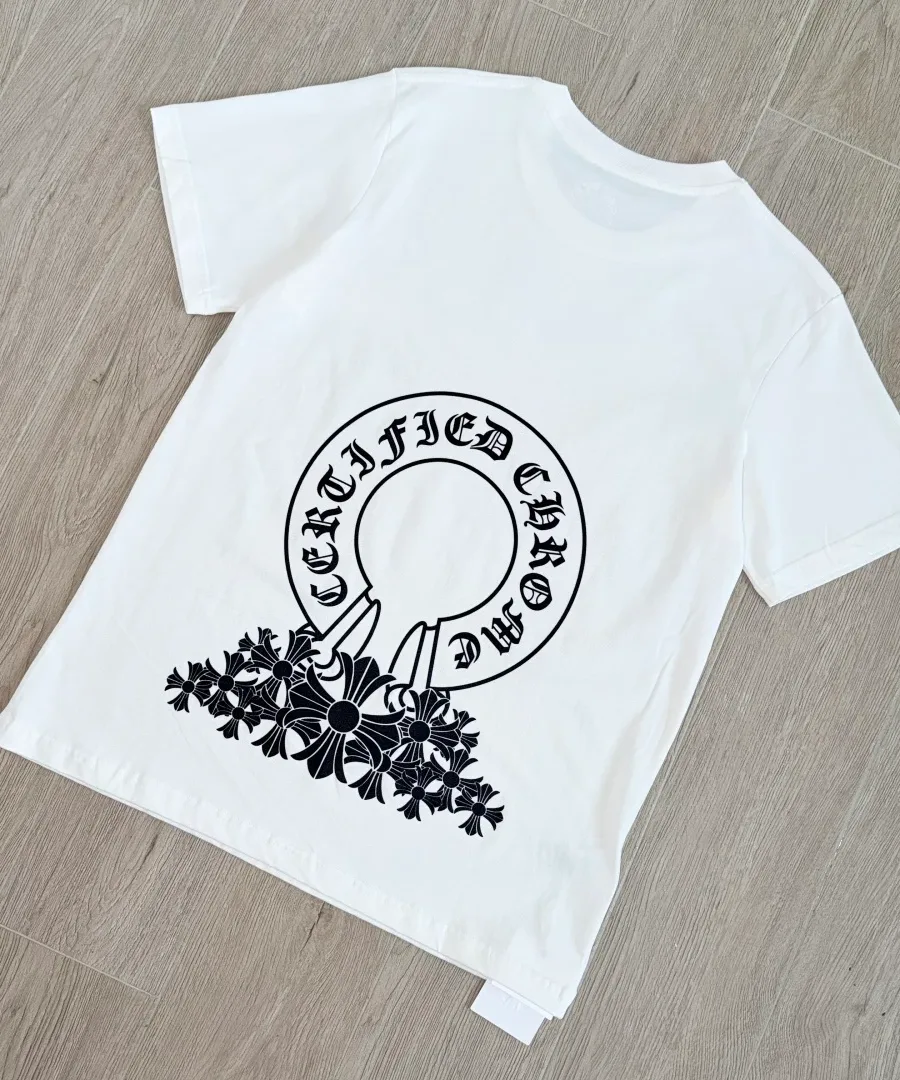 Белая футболка Chrome Hearts Certified Chrome, вид сзади под углом