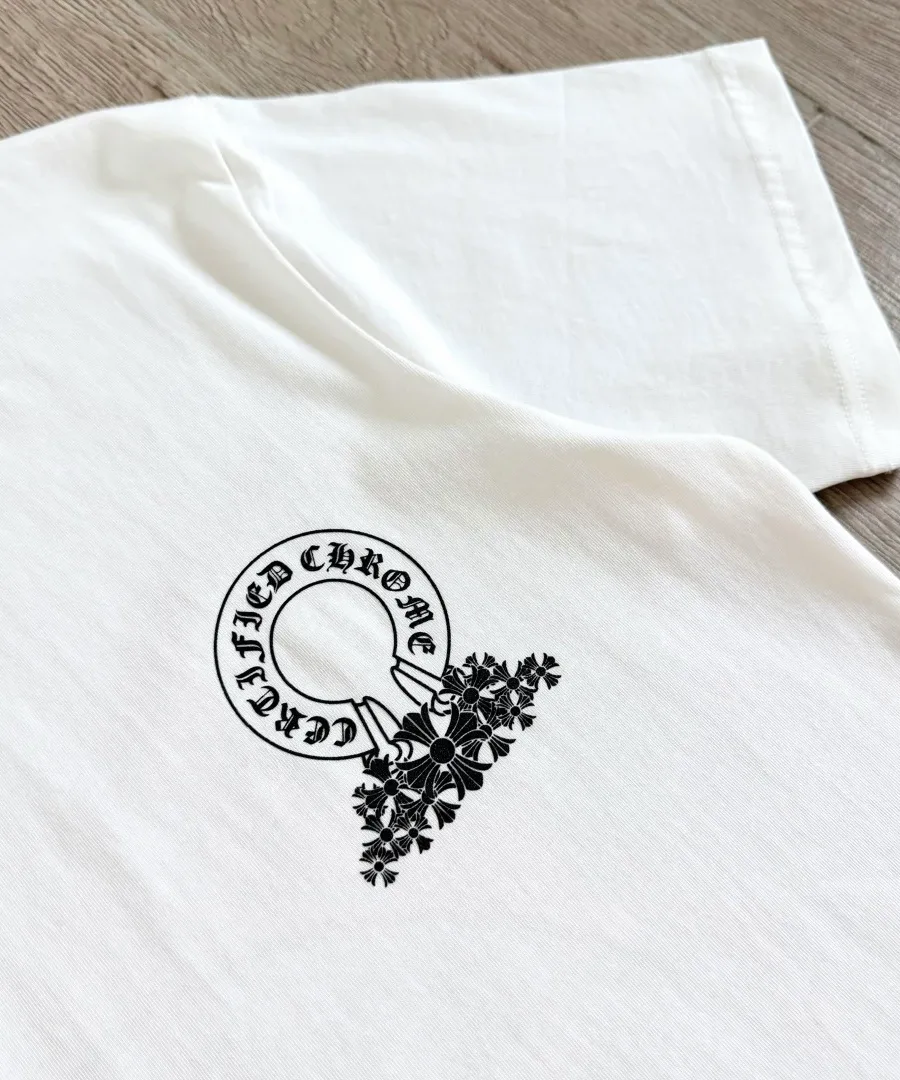 Деталь передней части белой футболки Chrome Hearts с принтом на груди