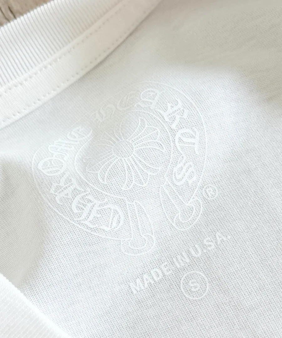 Внутренний принт на горловине белой футболки Chrome Hearts