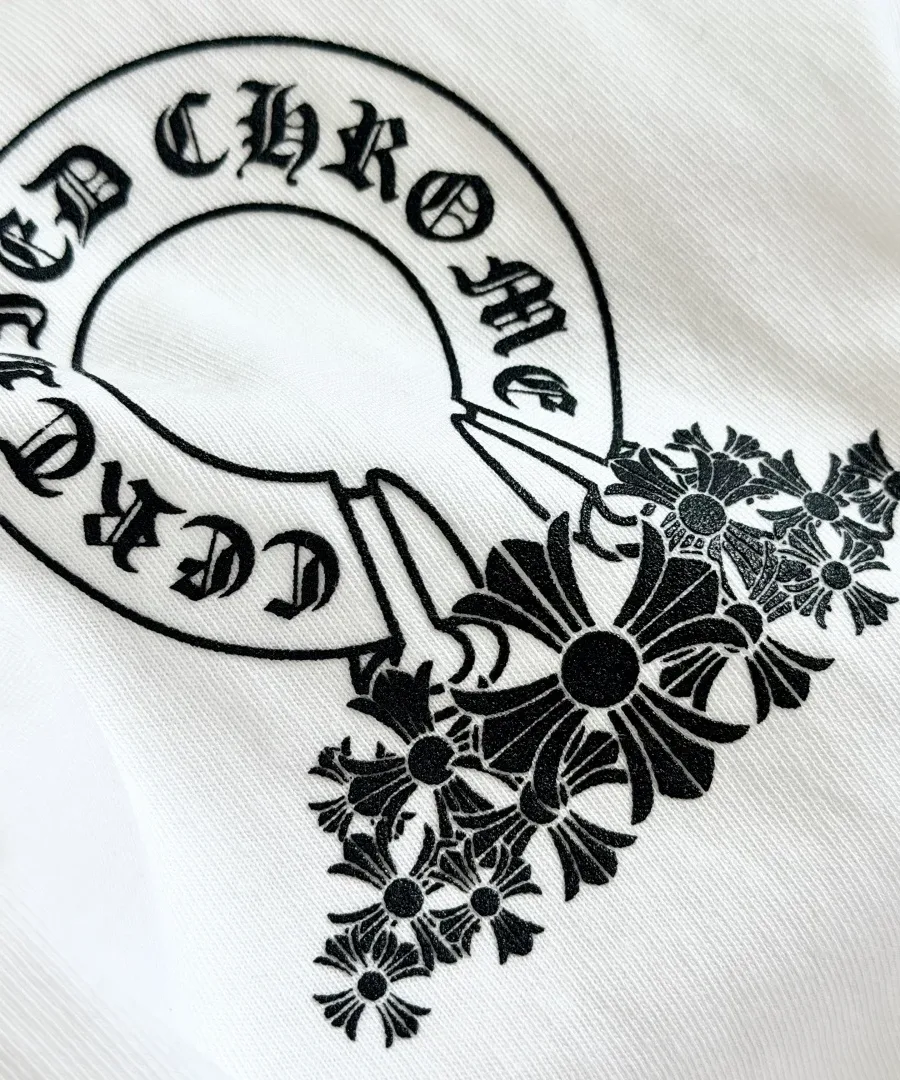 Крупный план принта сзади на белой футболке Chrome Hearts