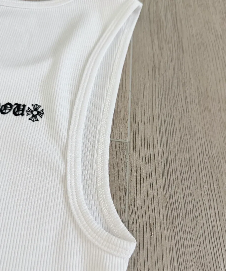 Крупный план проймы и надписи Love You на майке Chrome Hearts