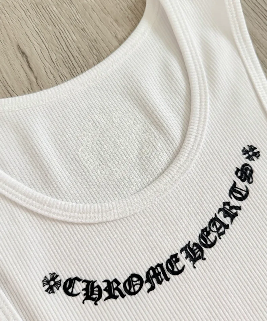 Крупный план горловины майки Chrome Hearts с логотипом