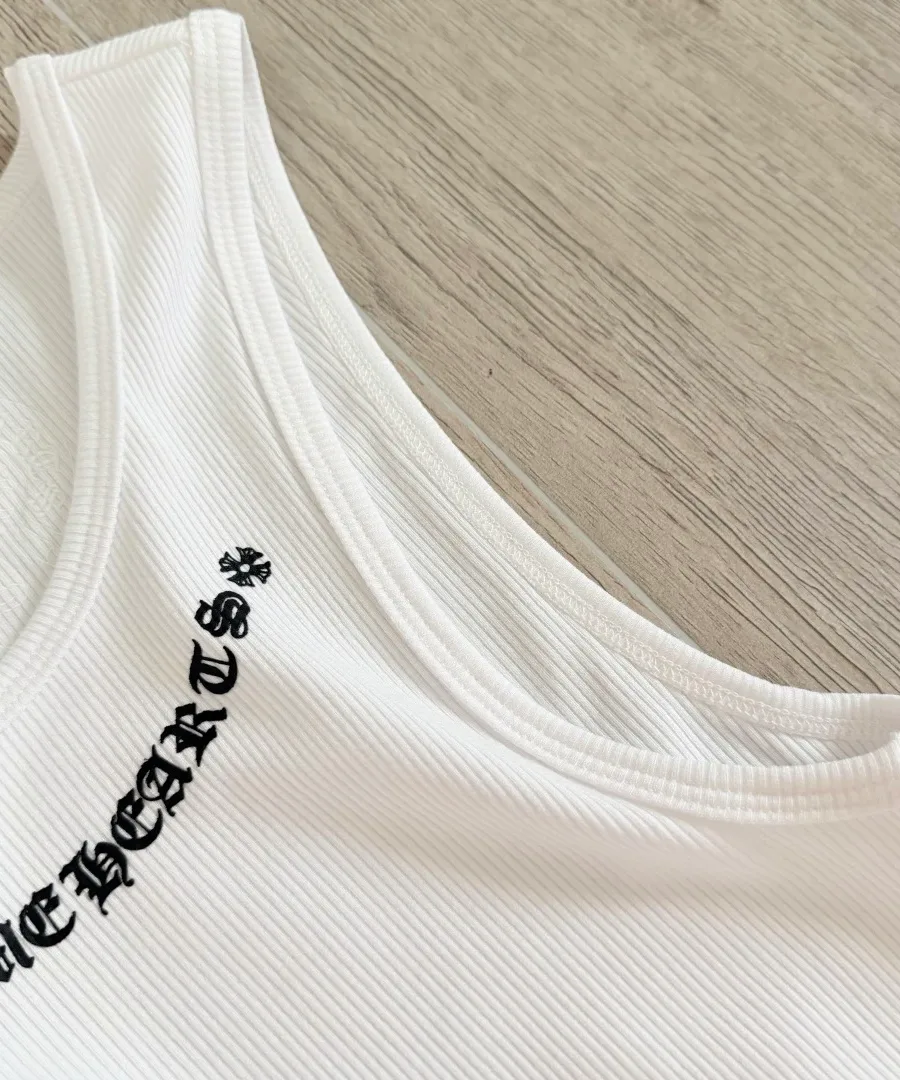 Крупный план плечевой лямки майки Chrome Hearts