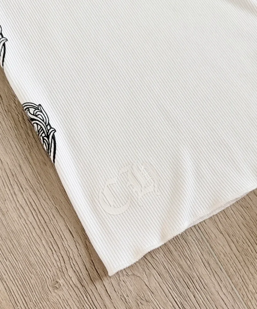 Нижний край майки Chrome Hearts с тиснением логотипа