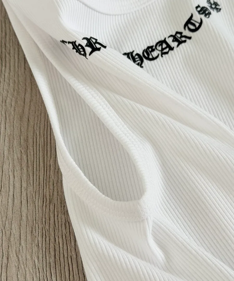 Крупный план проймы майки Chrome Hearts