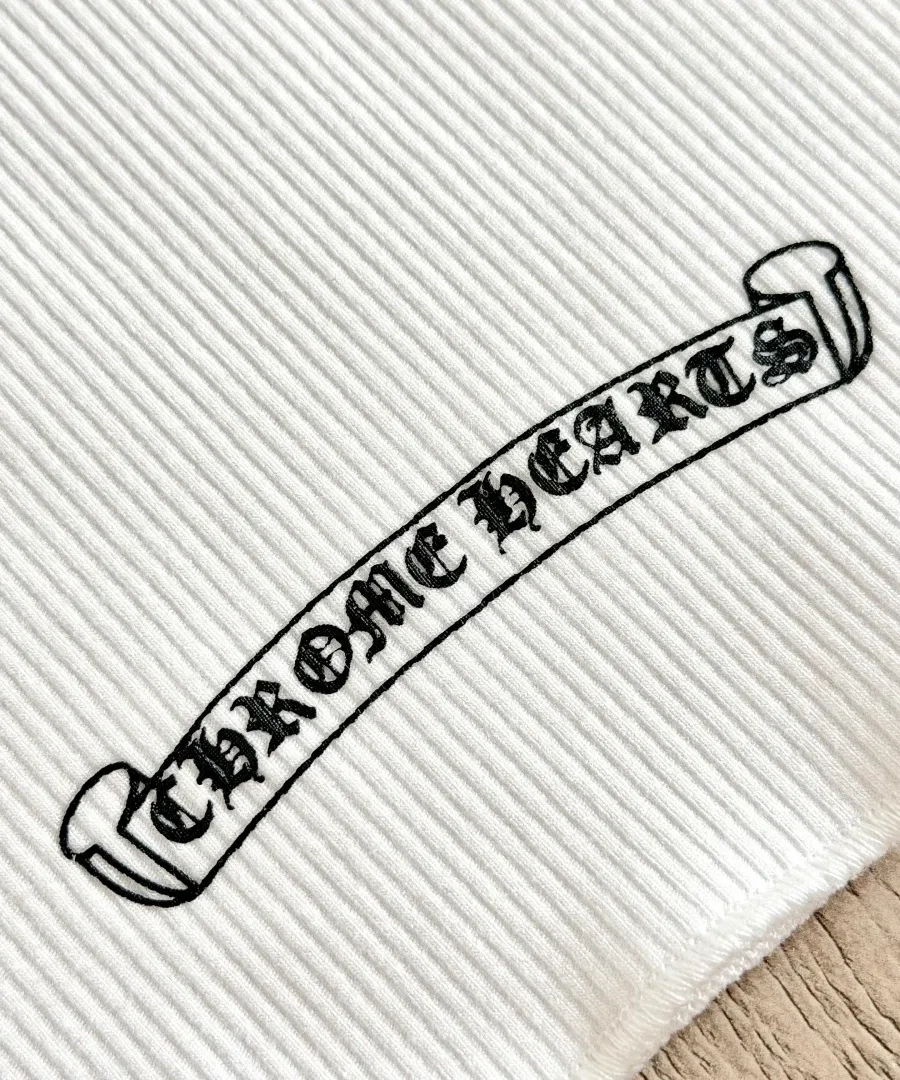Крупный план логотипа Chrome Hearts на трикотаже