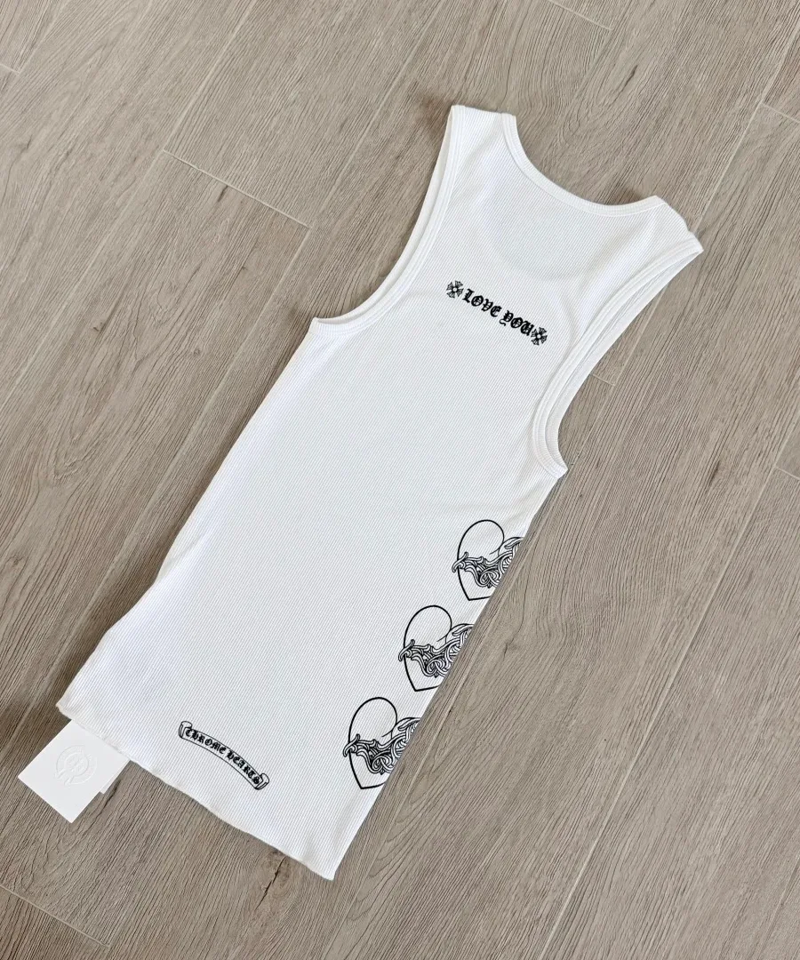 Белая майка Chrome Hearts в рубчик, вид сзади под углом
