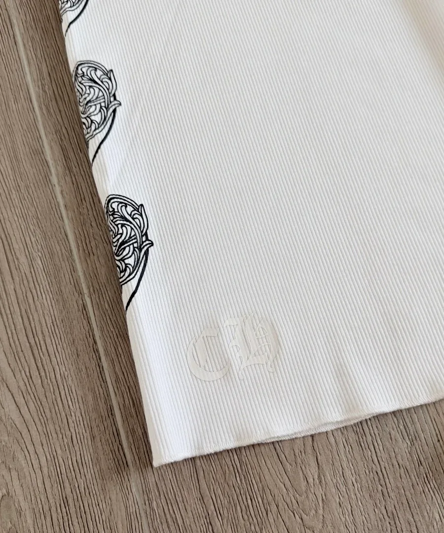 Деталь низа белой майки Chrome Hearts с тиснением