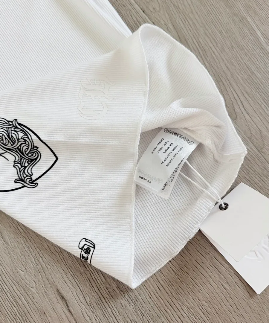 Внутренняя часть горловины белой майки Chrome Hearts с биркой
