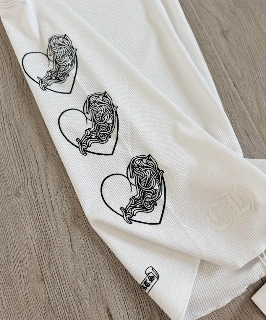 Принт в виде сердец на боковой части майки Chrome Hearts