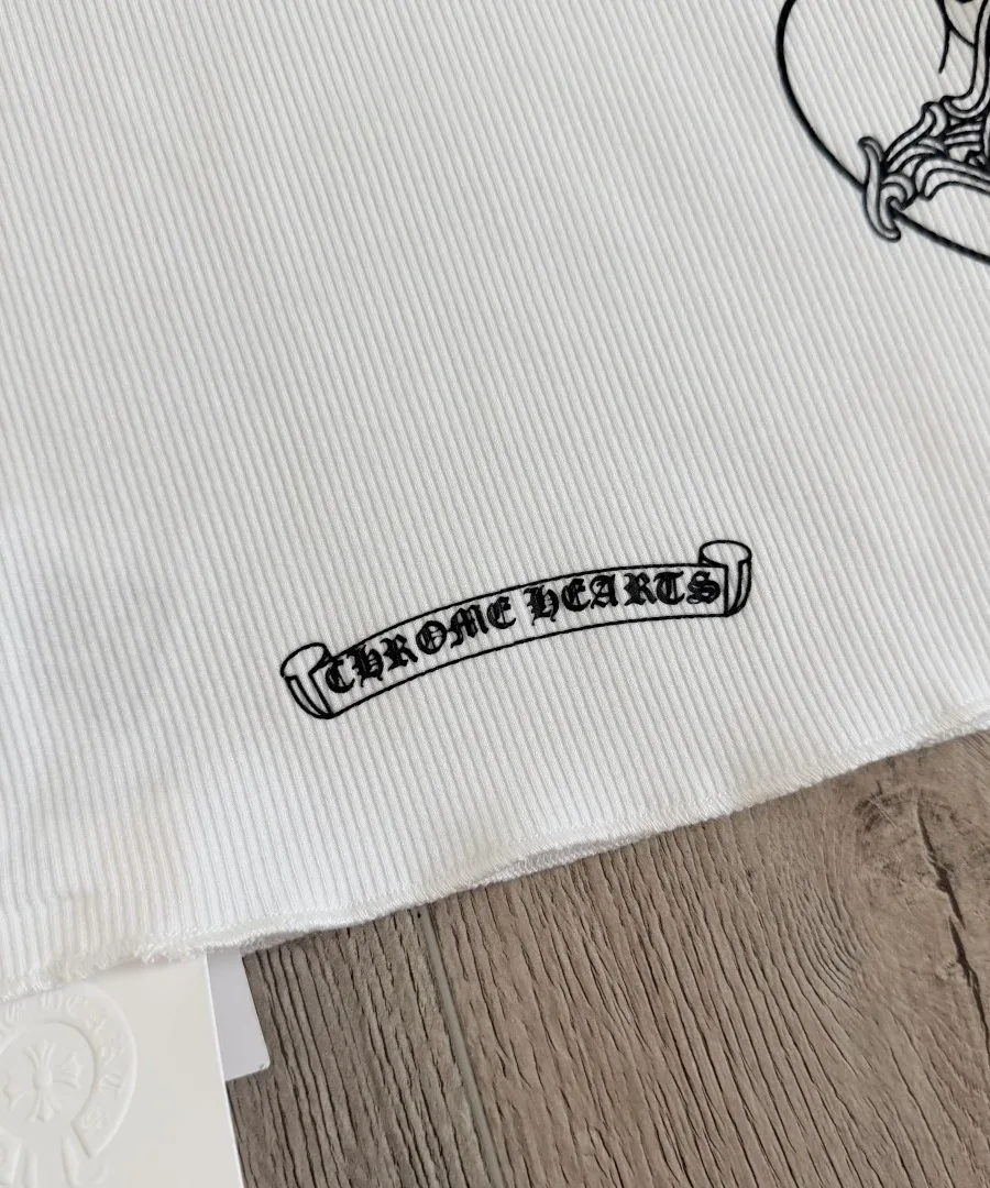 Принт с логотипом Chrome Hearts на нижней части майки