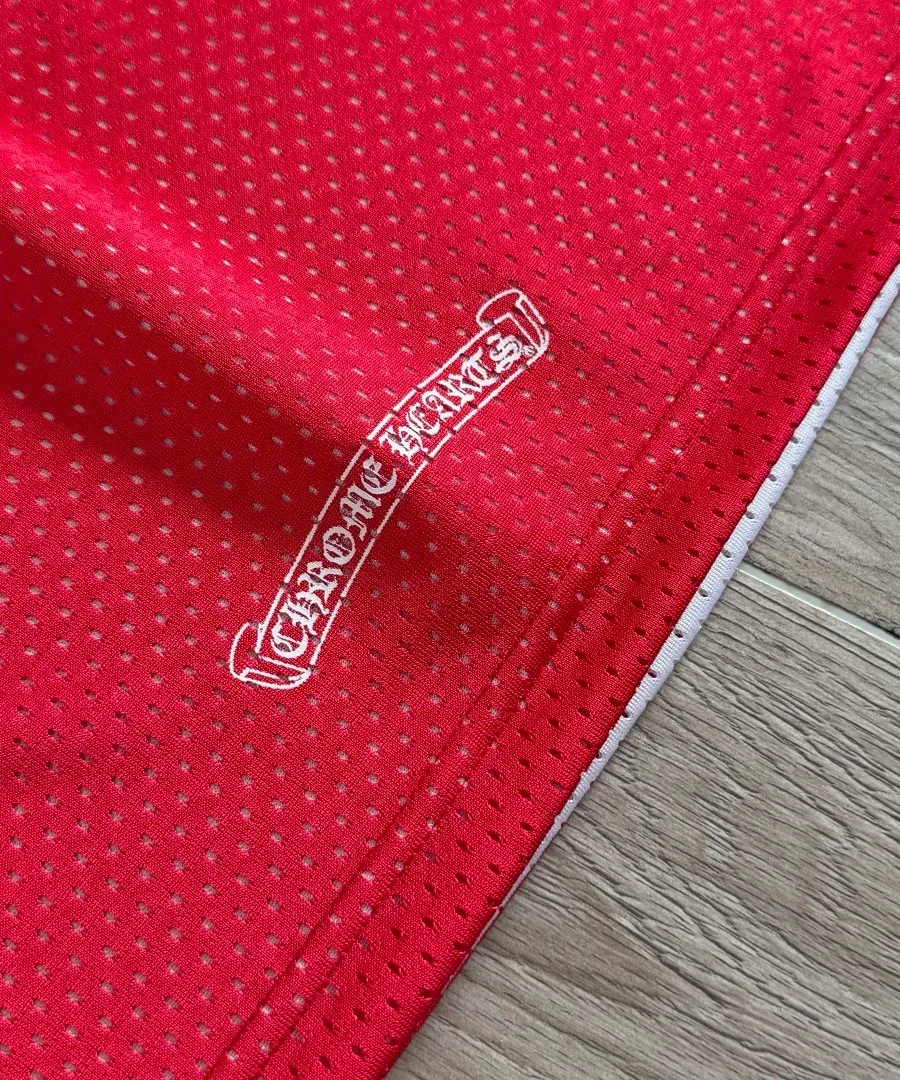 Деталь вышивки логотипа Chrome Hearts