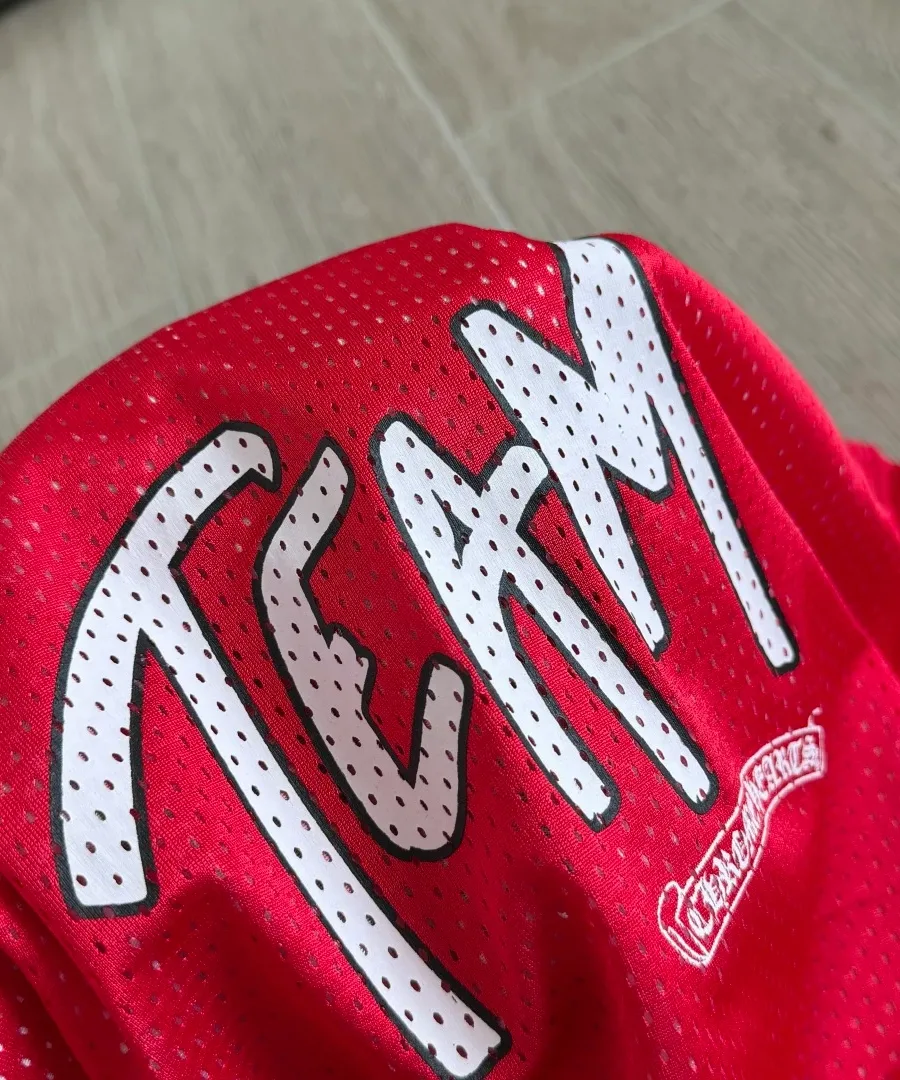 Деталь принта TEAM на красной стороне майки Chrome Hearts