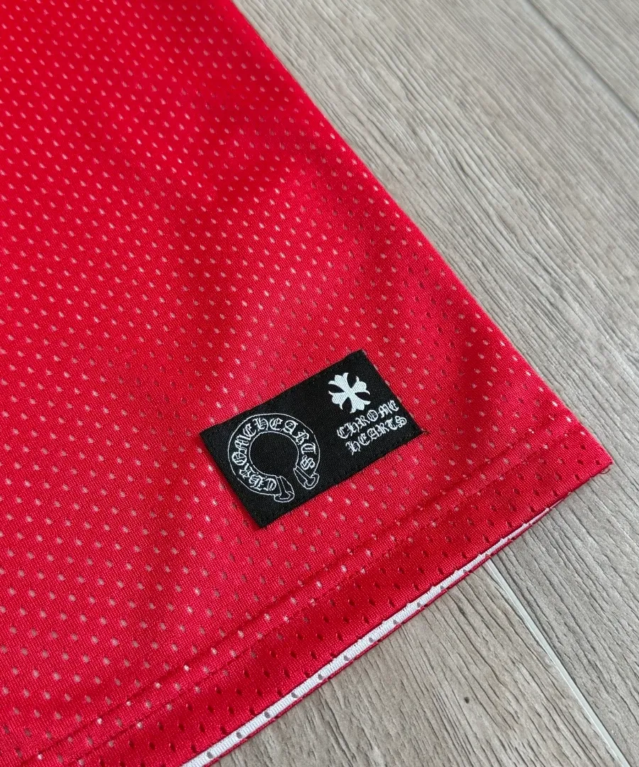 Деталь нашивки с логотипом Chrome Hearts