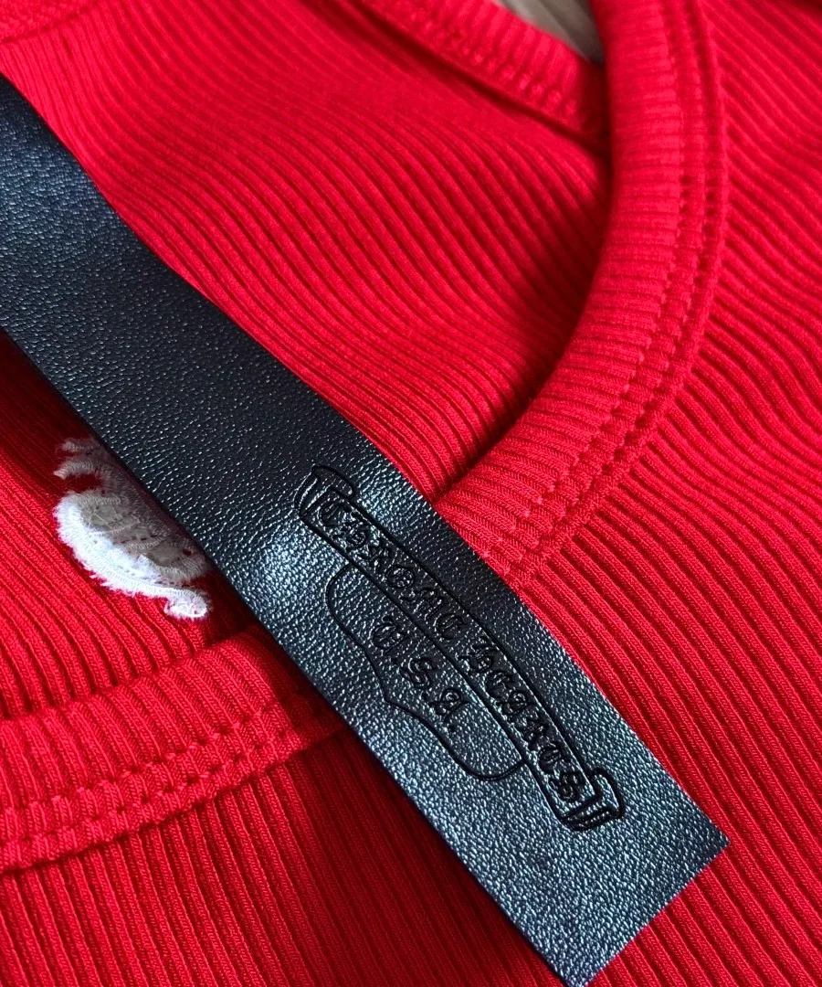 Кожаный ярлык Chrome Hearts на внутренней стороне горловины
