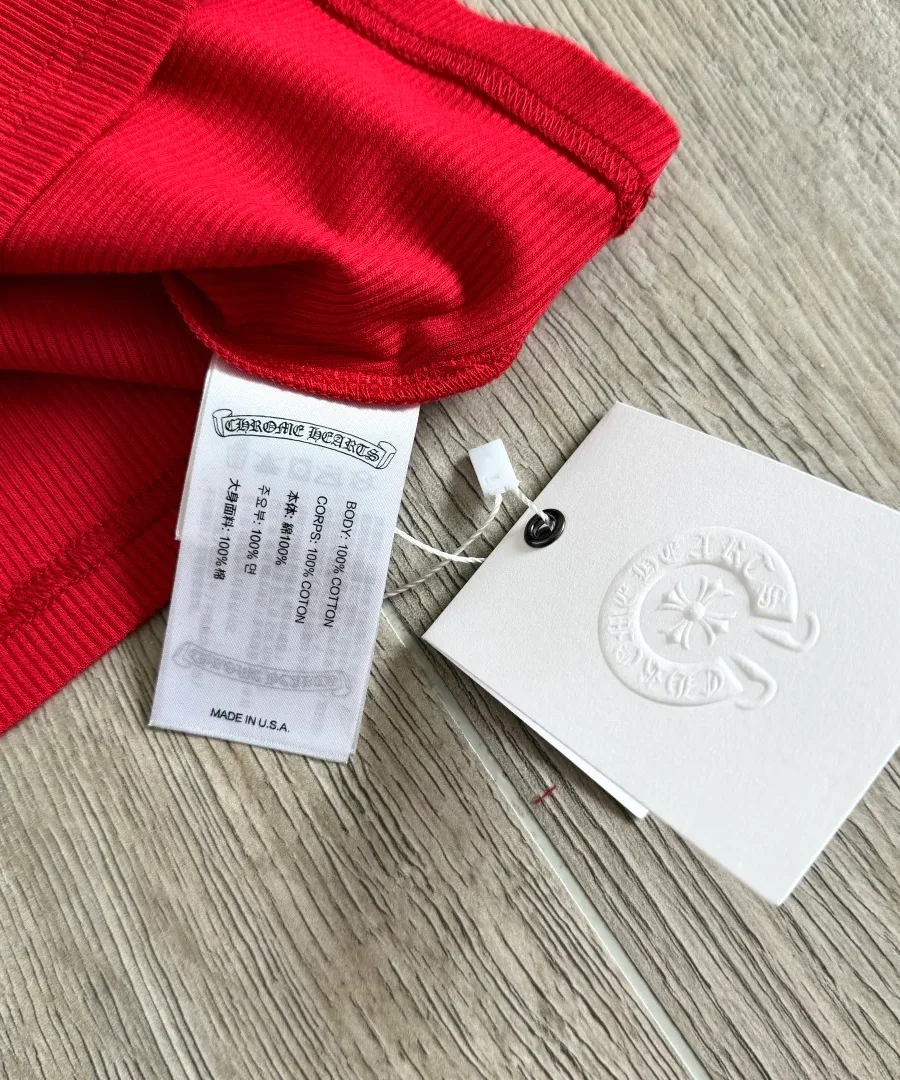 Ярлык с составом (100% хлопок) красной майки Chrome Hearts