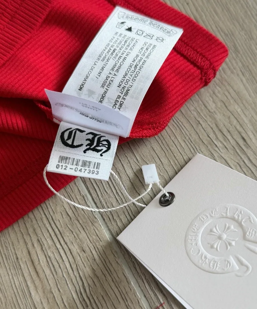 Бирка и ярлык на красной майке Chrome Hearts