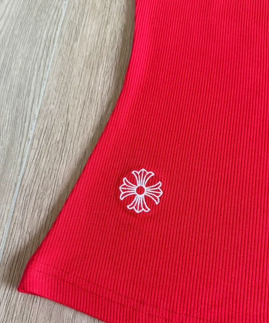Вышитый крест на нижней части красной майки Chrome Hearts