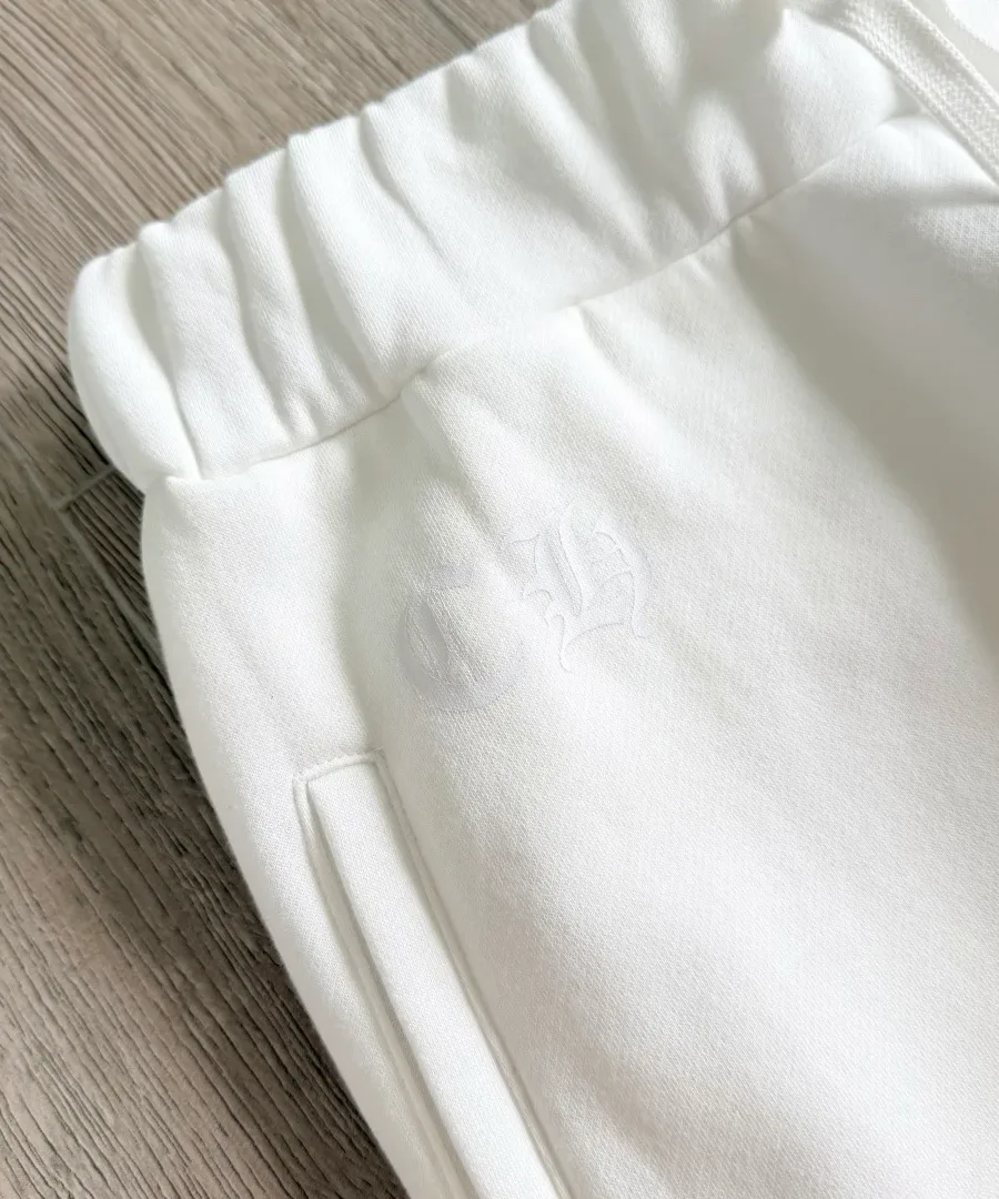 Задняя часть пояса белых спортивных штанов Chrome Hearts