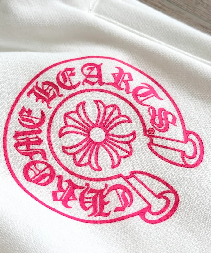 Розовый круглый логотип Chrome Hearts спереди на штанах