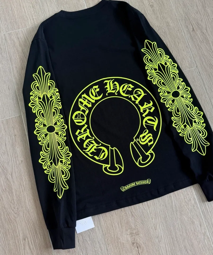 Черный лонгслив Chrome Hearts, вид сзади под углом