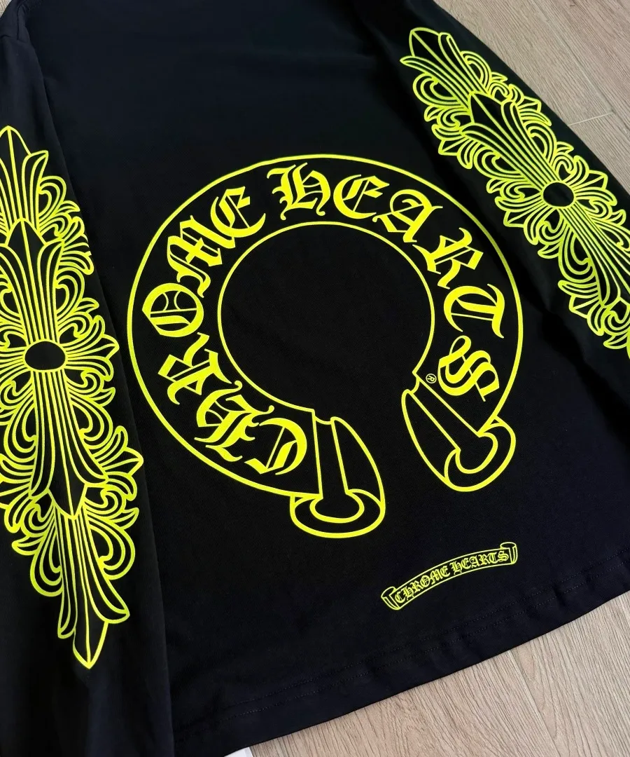 Крупный план неоново-зеленого принта в виде подковы на спине лонгслива Chrome Hearts