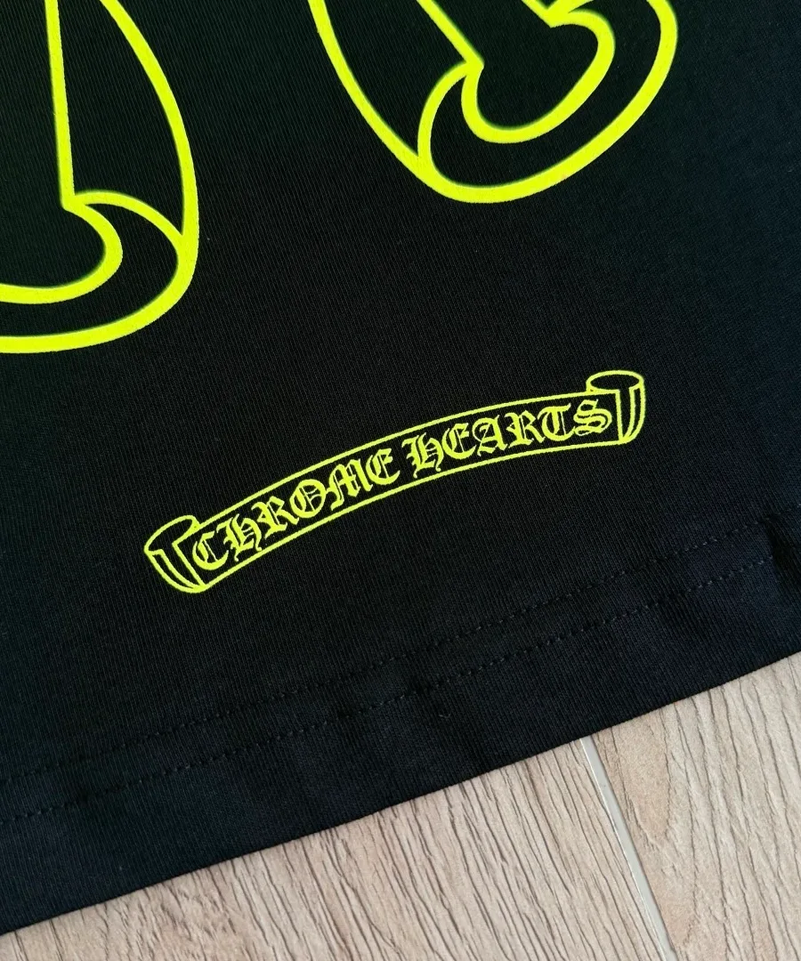 Деталь принта с надписью Chrome Hearts на нижней части спины