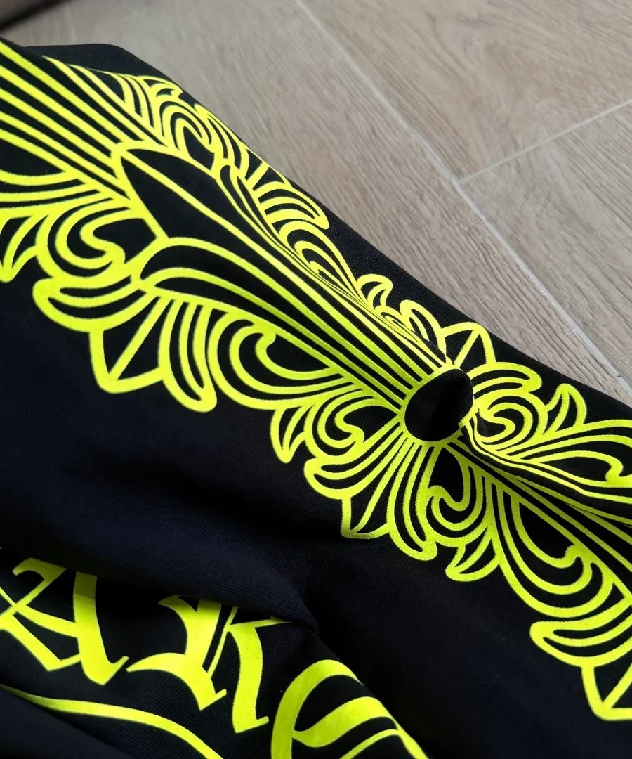 Крупный план готического узора на рукаве лонгслива Chrome Hearts