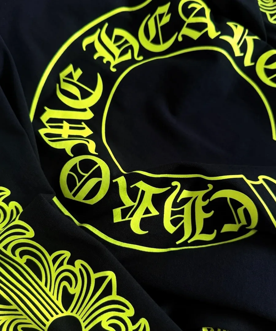 Деталь неоново-зеленого принта с подковой на спине лонгслива Chrome Hearts