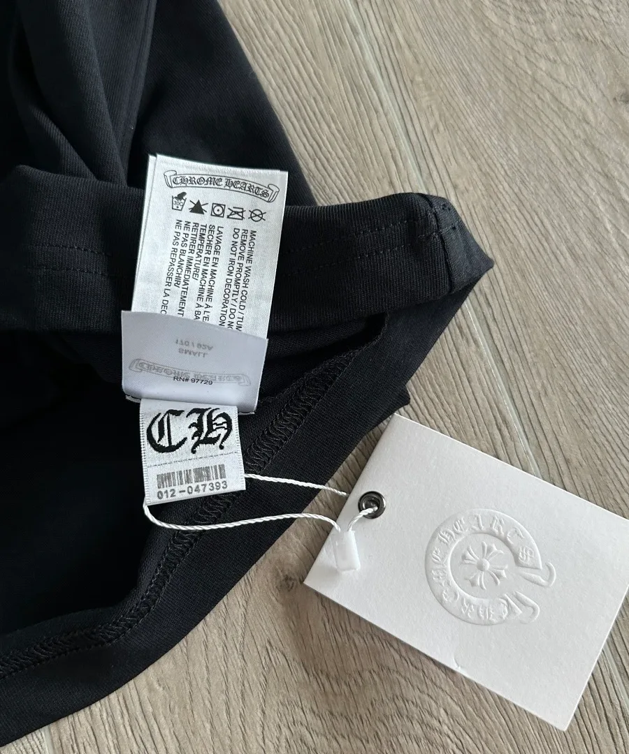 Фирменные бирки лонгслива Chrome Hearts