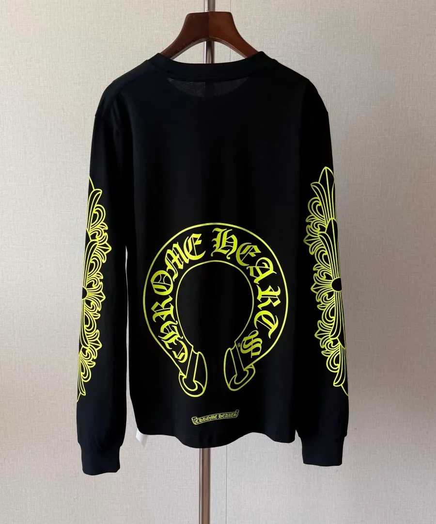Черный лонгслив Chrome Hearts на вешалке, вид сзади