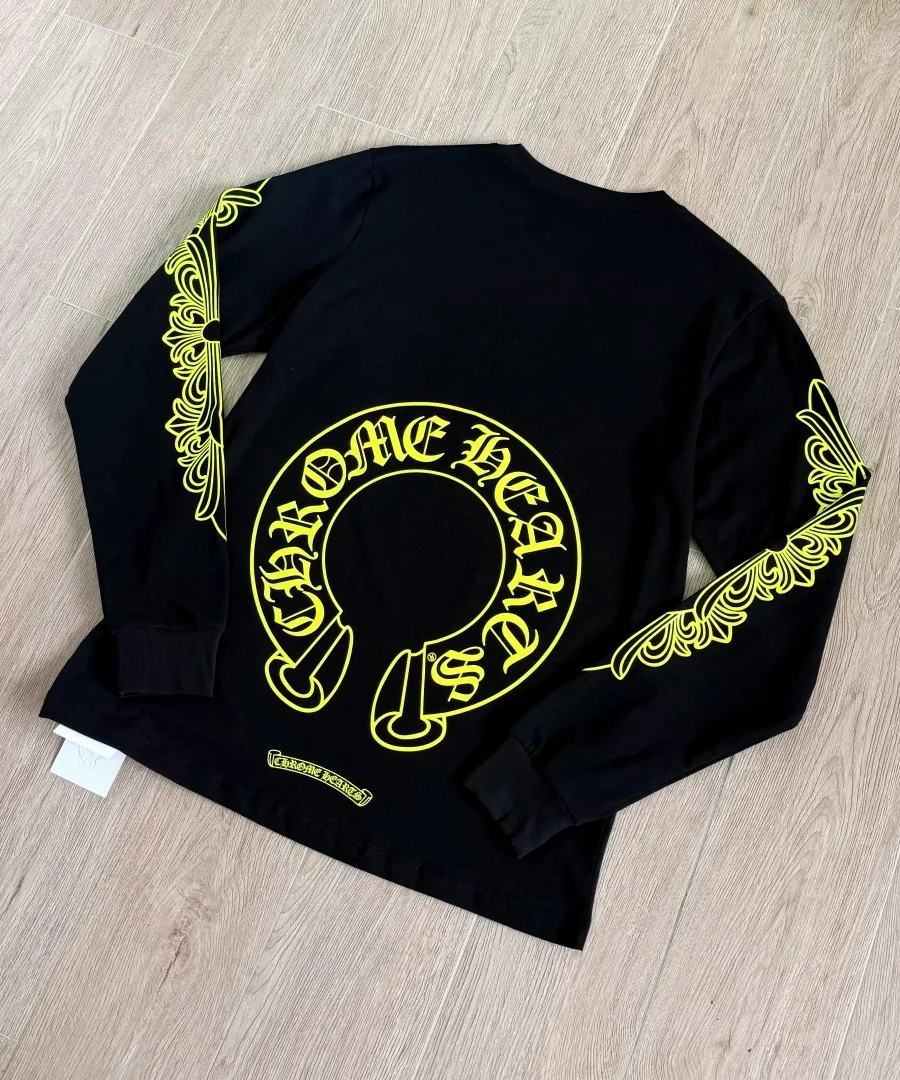 Черный лонгслив Chrome Hearts под углом, вид сзади
