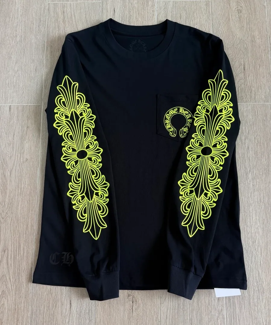 Черный лонгслив Chrome Hearts, разложенный на полу