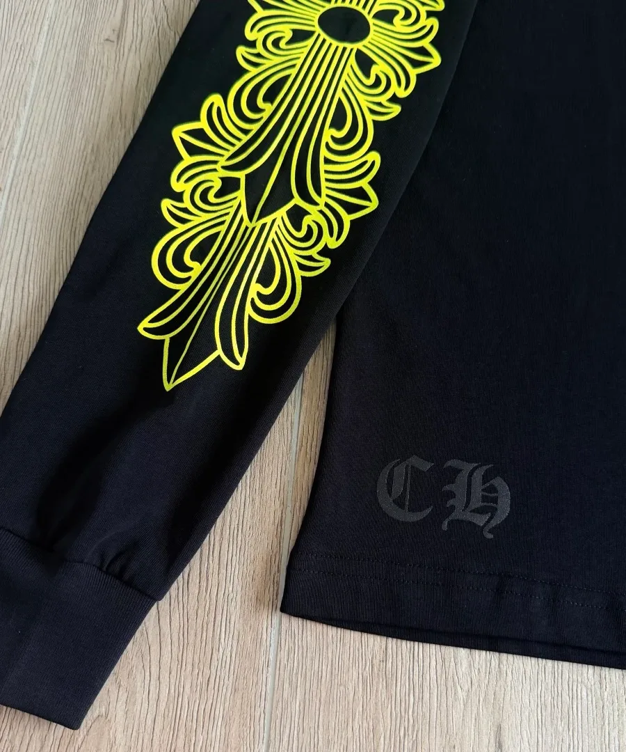 Манжет и нижний край черного лонгслива Chrome Hearts с принтом CH
