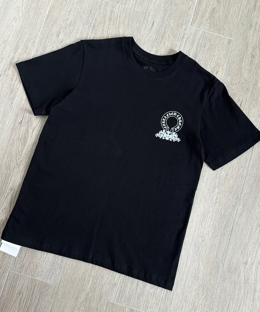 Черная футболка Chrome Hearts, вид спереди под углом