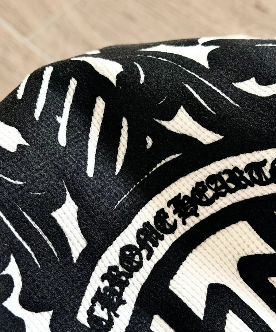 Деталь текстуры ткани и принта на лонгсливе Chrome Hearts